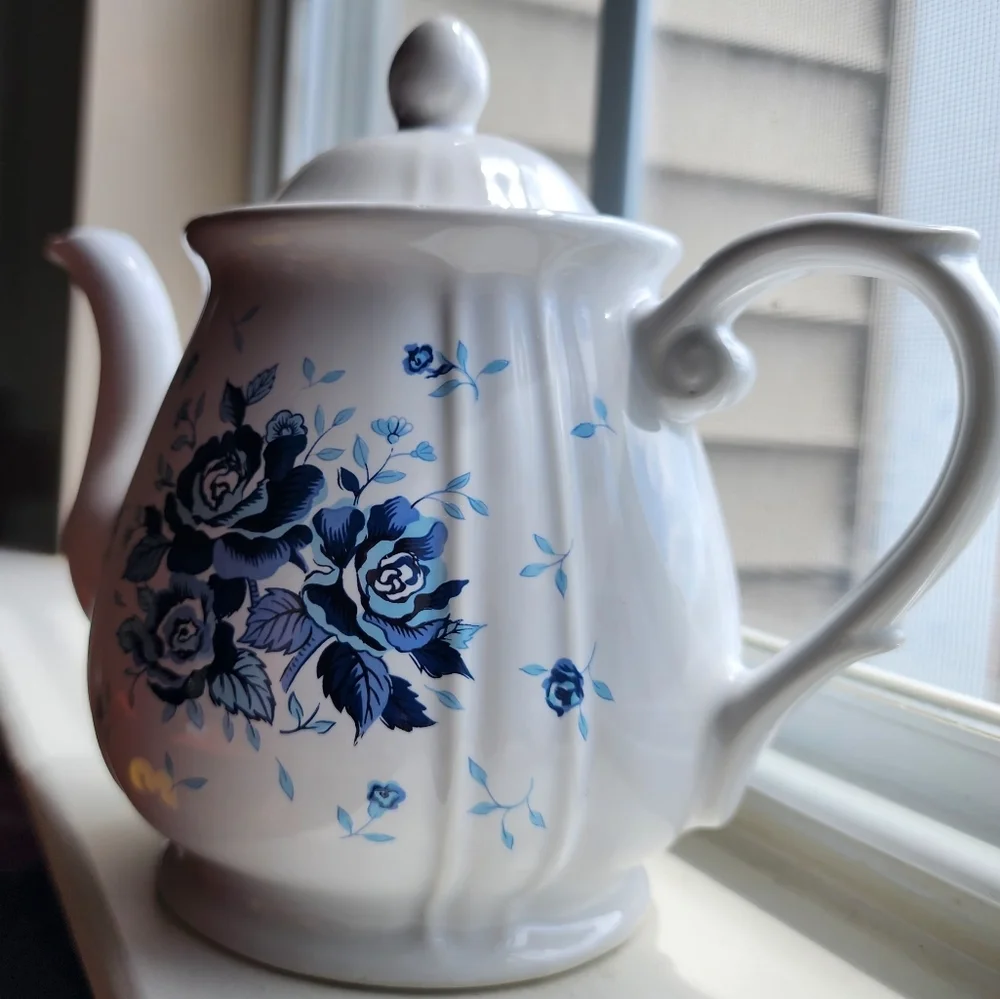 Ceramic kettle white‎ with blue roses